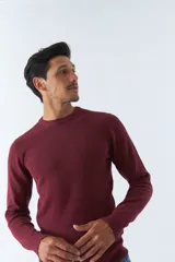 Sweater de punto color verde militar con cuello redondo y logo bordado en el pecho.