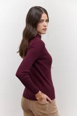 Polera de tejido morley color verde oscuro, de corte ajustado y cuello alto, ideal para diferentes estilos.