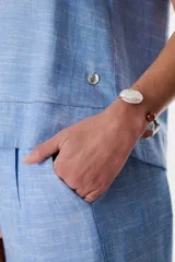 Musculosa celeste de lino con cuello redondo y corte recto.