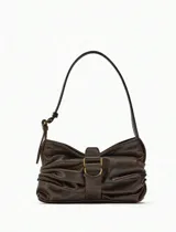 Bolso de hombro marrón de cuero sintético con frunces y hebilla dorada.