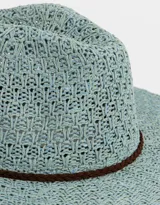 Sombrero de paja celeste con ala ancha y cinta trenzada marrón.