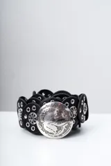 Cinto negro con apliques de redondeles metálicos plateados y hebilla plateada con diseño.