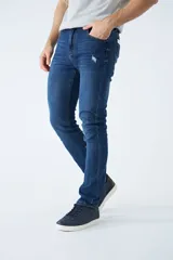 Pantalón jean celeste de corte recto, con cintura regular y tiro medio. Tiene roturas y logo bordado.
