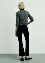 Pantalón de pana negro, de corte boot cropped y tiro alto.