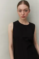 Vestido largo color beige, sin mangas, confeccionado en algodón con calados verticales y bordado tipo ojo de perdiz.