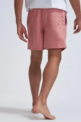 Short de baño rosado con cordón ajustable en la cintura.
