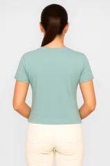 Remera amarilla de algodón con estampado abstracto marrón con efecto foil, corte al cuerpo y cuello redondo.