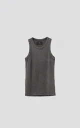 Musculosa gris de morley con corte ajustado.