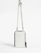 Porta celular y tarjetero de cuero vegano negro, con dos compartimentos laterales con cierre y strap para colgar.