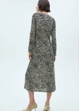 Vestido largo de tejido fluido con estampado de leopardo, escote en pico y manga larga.