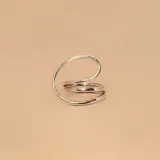 Anillo de plata 925 con diseño en espiral.