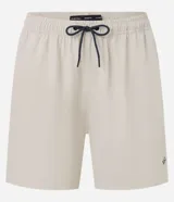Bermuda color beige con cintura elástica ajustable con cordón negro, bolsillos laterales y logo bordado en la parte inferior de la pierna derecha.