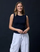 Musculosa color beige en tejido acanalado, marca Tahari, con cuello a la base y sin mangas.