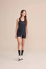 Musculosa deportiva color verde oliva con logo de la marca en el frente.