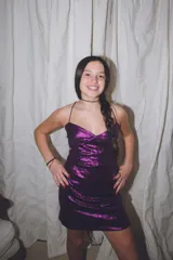 Vestido corto rojo brillante con escote halter y espalda descubierta.