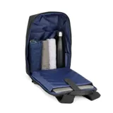 Mochila verde militar de poliéster reciclado, con capacidad para laptops de hasta 15,6 pulgadas. Cuenta con bolsillos frontales con cierre, cinturón para valija en la parte trasera y tela a prueba de agua.