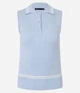 Top de punto sin mangas color negro, ajustado al cuerpo, con cuello polo que presenta ribetes blancos contrastantes. Tiene un cierre frontal de tres botones y un ribete blanco en el ruedo inferior.