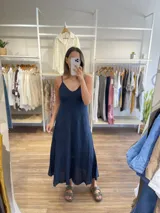 Vestido largo confeccionado en 100% lino de color naranja tierra, con escote en V y tirantes finos. Presenta un diseño fluido y minimalista ideal para la temporada de verano.