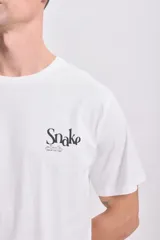 Remera blanca de manga corta con estampa en la espalda que incluye el texto "Snake Club" y la ilustración de una cobra.