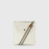 Cartera bandolera de cuero color tiza, con correa de tela desmontable a rayas beige y negro.