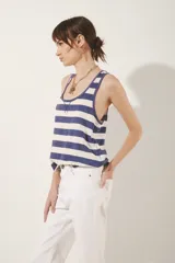 Musculosa a rayas horizontales azules y blancas, con cuello redondo y sisas con ribete azul.