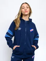 Campera azul marino de felpa con capucha, cierre frontal y bolsillos tipo canguro. Presenta cortes y cambios de color en mangas y hombros. Logo de Umbro bordado en el pecho y escudo del Club Nacional de Football.