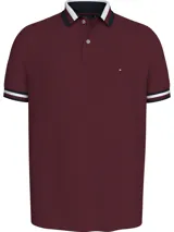 Chomba de algodón orgánico color burdeos con cuello distintivo y logo bordado de Tommy Hilfiger.