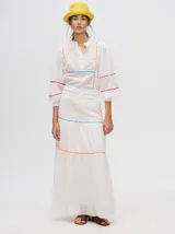 Falda larga blanca de broderie de algodón con detalle de galones con transparencias, pretina elástica con cordones ajustables y forro jacquard.