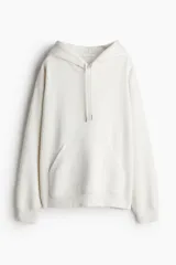 Canguro holgado color blanco, con capucha forrada con cordón ajustable, bolsillo tipo canguro, puños y bajo en punto elástico.