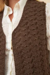 Chaleco marrón con delanteras en punto abanico crochet. Prenda de lana fina sin teñir.