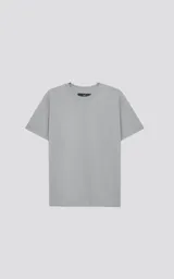 Remera gris de manga corta, cuello redondo y calce regular con recorte en espalda, realizada en algodón premium muy suave al tacto.
