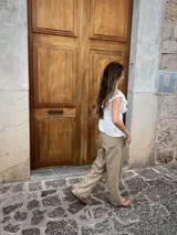 Blusa blanca de lino con tul bordado en algodón, cuello redondo y volados en los hombros.
