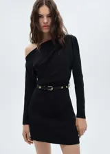 Vestido corto negro de poliéster con diseño asimétrico, manga larga con cremallera, cuello asimétrico, cierre lateral y cinturón desmontable.