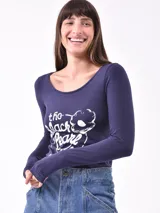 Remera verde militar de manga larga con cuello en V y estampado floral en tonos naranja.