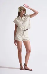 Short crudo de jean con botón en la botamanga.