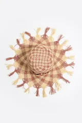 Gorro tipo bucket de rafia color beige con diseño a cuadros en color ladrillo y ala con flecos. Tiene bordado el nombre de la marca en el frente.