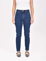 Pantalón jean de tiro alto, corte recto y color azul oscuro.
