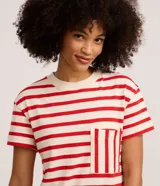 Vestido corto tipo t-shirt a rayas horizontales blancas y negras, con cuello redondo y bolsillo en el pecho.