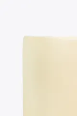 Falda midi color crema, de tiro alto con cintura elástica y detalle de pliegues laterales.