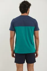 Remera de hombre con cuello en V, parte superior negra y parte inferior gris con bolsillo en el pecho.