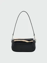 Cartera bandolera Marc Jacobs modelo The Clover Bag, con estampado animal print de cebra en blanco y negro, detalles en cuero negro y correa de cadena plateada.