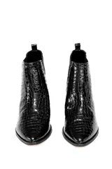Bota corta negra de charol con textura tipo piel de cocodrilo, elásticos laterales, taco cuadrado y punta fina.