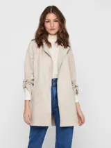 Abrigo largo color beige de gamuza sintética, con cuello solapa y mangas largas con lazo ajustable.