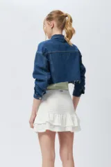 Minifalda blanca tramada con volados y elástico en la cintura.