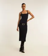 Vestido midi negro de punto roma, con escote cuadrado y corte ajustado. Incluye cinturón ancho de cuero negro con hebilla dorada.