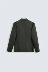 Blazer azul marino de lino con corte regular fit, cuello con solapas de muesca, manga larga con puños abotonados, bolsillo de vivo en el pecho, bolsillos de solapa en la cadera, bolsillo interior, aberturas en la espalda y cierre frontal de botonadura.