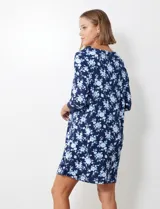 Camisón suave estampado con escote redondo, apertura y aplique de moña, con mangas 3/4 y puños de encaje, de la marca René Rofé.