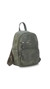 Mochila color rosa de símil cuero con bolsillos frontales con cierre. Tiene asa de mano rígida y correas regulables.