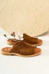 Sandalias marrones de cuero con diseño minimalista.