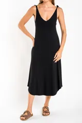 Vestido midi negro de viscosa con breteles finos y escote en V.